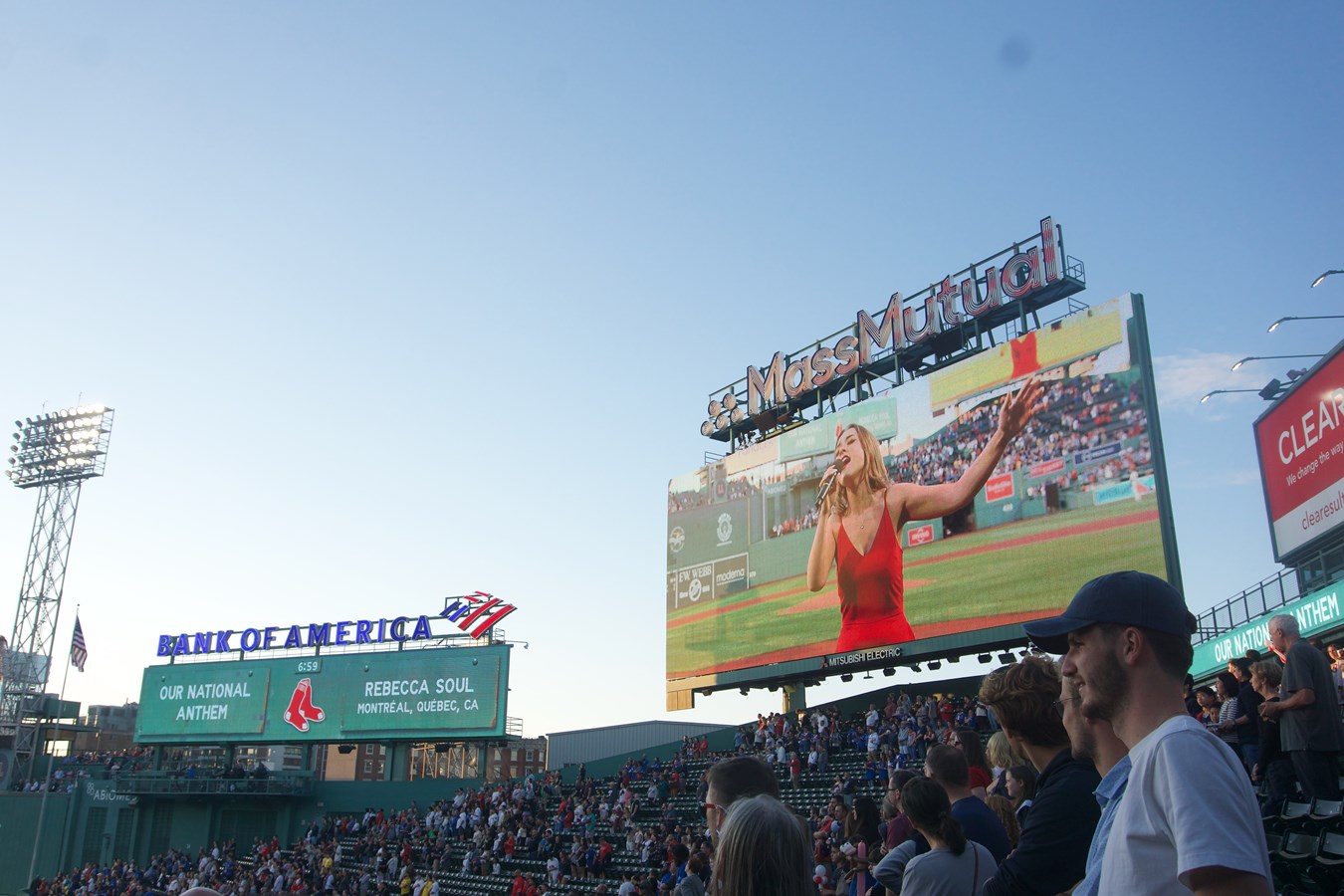 Une jeune chanteuse québécoise chante les hymnes nationaux au Fenway Park