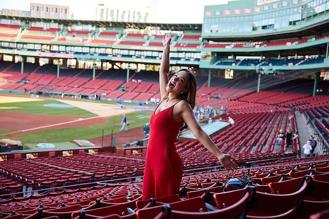 Une jeune chanteuse québécoise chante les hymnes nationaux au Fenway Park