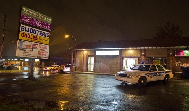 Une bijouterie dévalisée par des voleurs armés de machettes