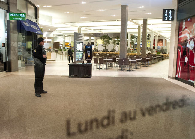 Une partie du Carrefour Laval est évacuée