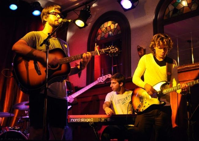 Des membres de The Bright Road, de gauche à droite: Philippe Garceau (voix &amp; guitare), Gabriel Desjardins (claviers), David Brisson (guitare).