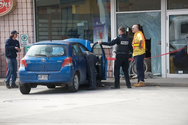 Une dame fonce dans la vitrine d'un Esso