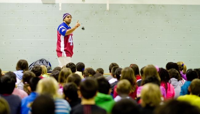 Des joueurs des Alouettes encouragent des étudiants lavallois