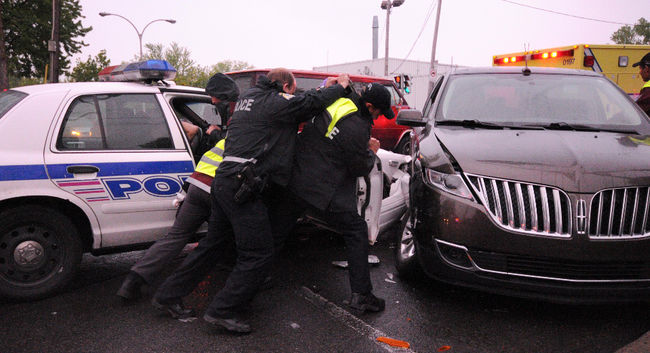 Collision à Laval : un véhicule de la police est impliqué