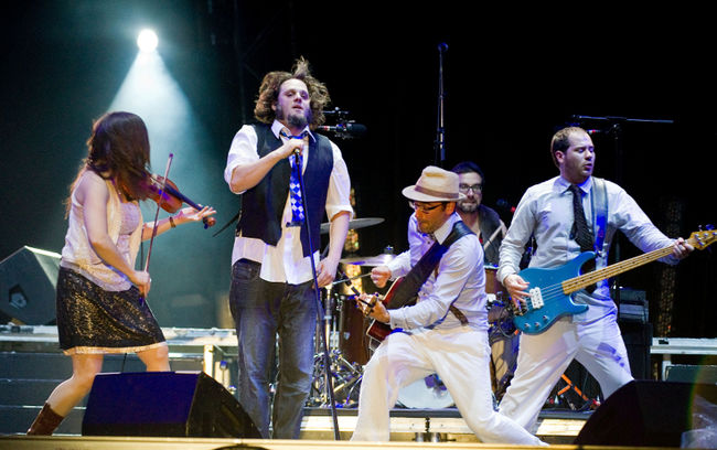 Les Cowboys Fringants font chanter Laval
