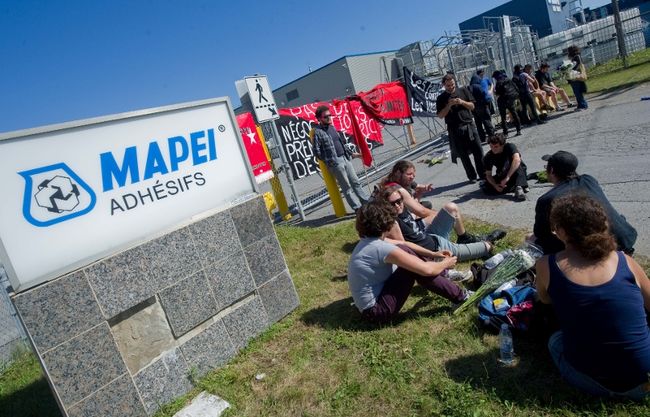 Des militants bloquent l'accès à l'usine de MAPEI à Laval