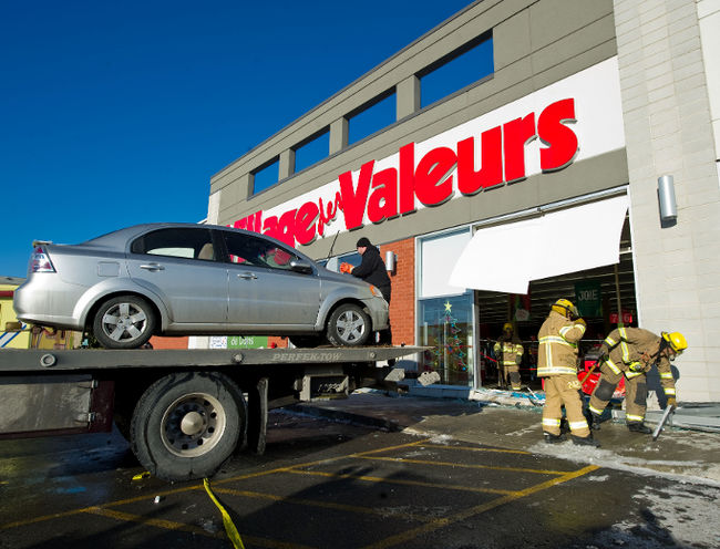 Une voiture défonce la vitrine d'un Village des Valeurs