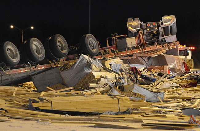 Laval : un camion renversé force la fermeture d’une bretelle de l’autoroute 440