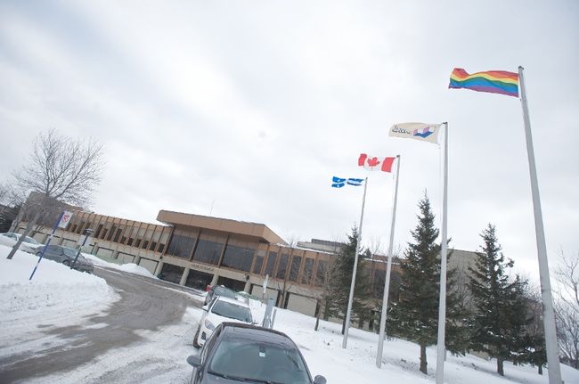 Le drapeau gai flotte sur Laval