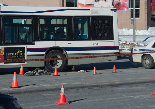 Un piéton heurté par le rétroviseur d’un autobus