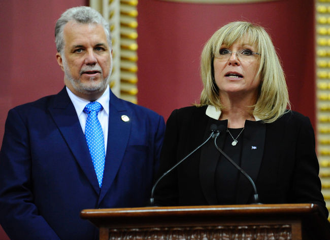 Sur la photo, l'assermentation du Parti libéral du Québec au salon rouge : Philippe Couillard et Francine Charbonneau, député de la circonscription de Miles-Îles.