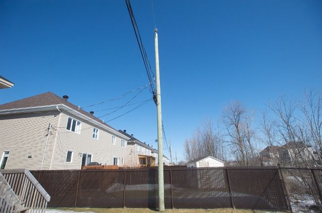Lignes électriques au milieu des cours : Hydro-Québec s’explique et se défend