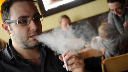 Bannir la cigarette électronique des lieux publics?