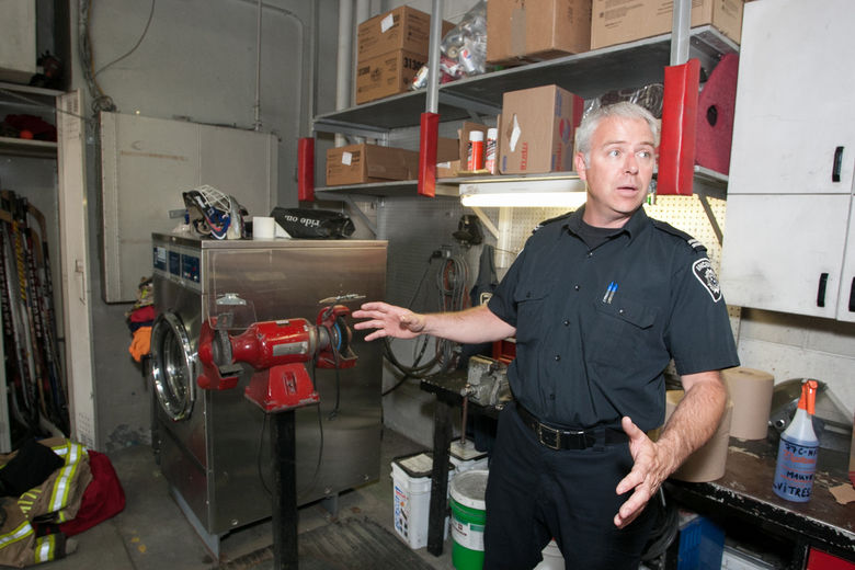 Le lieutenant Éric Robichaud, dans le petit atelier où les pompiers de la «deux» rafistolent leur équipement.