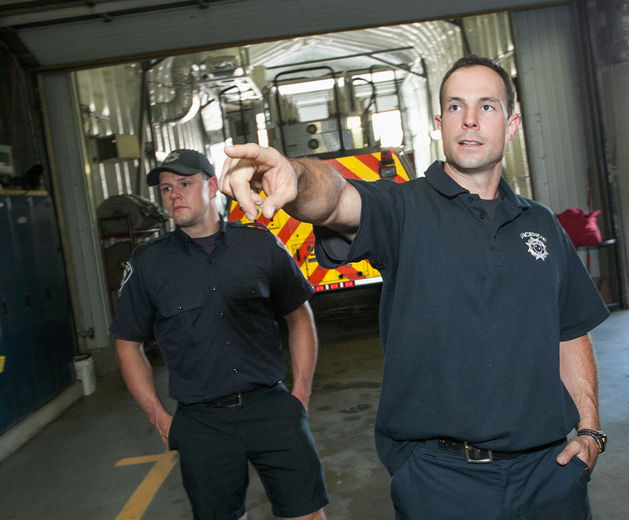 Les pompiers de la «deux» Michel Soulières et Maxime Lavoie (avec la casquette) font une visite guidée de la caserne au représentant de L'Écho de Laval.