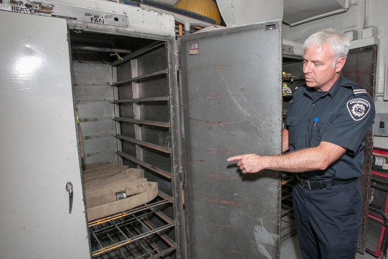 Les séchoirs à boyaux sont une technologie désuète, tel que l'explique le lieutenant Éric Robichaud. La nouvelle caserne no 2 sera équipée de tour à boyaux pour les sécher à la verticale.