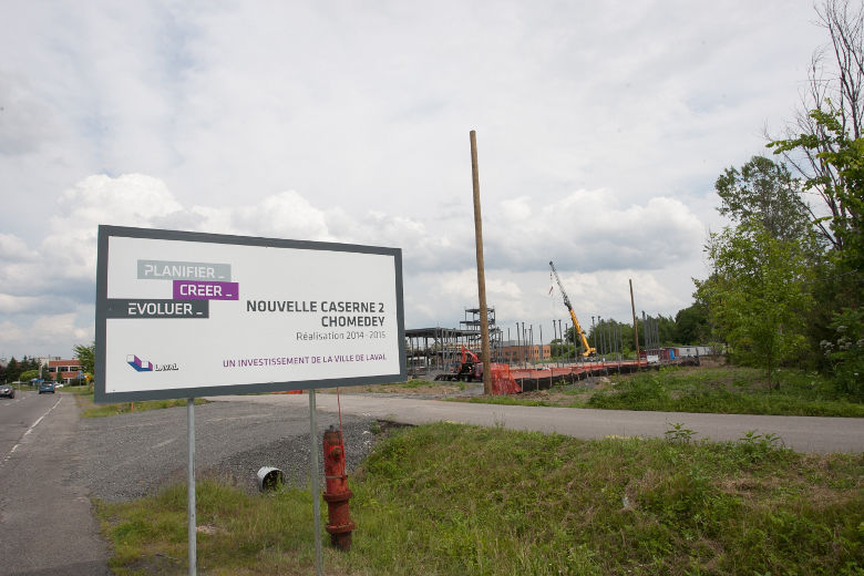 La construction de la nouvelle caserne no 2 de Chomedey est amorcée, au coin des boulevards du Souvenir et Armand-Frappier.