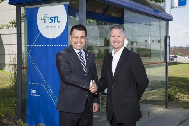 Québecor Média Affichage devient gestionnaire des abribus de la STL pour les 20 prochaines années. Sur la photo, le président du conseil d'administration de la STL, David De Cotis, et le vice-président de Québecor Média Affichage, Claude Foisy. 
