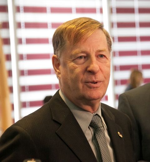 Le maire fait face à un barrage de questions