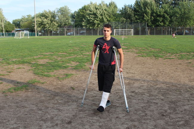 Dans le plâtre en raison d’un terrain de soccer en piètre état