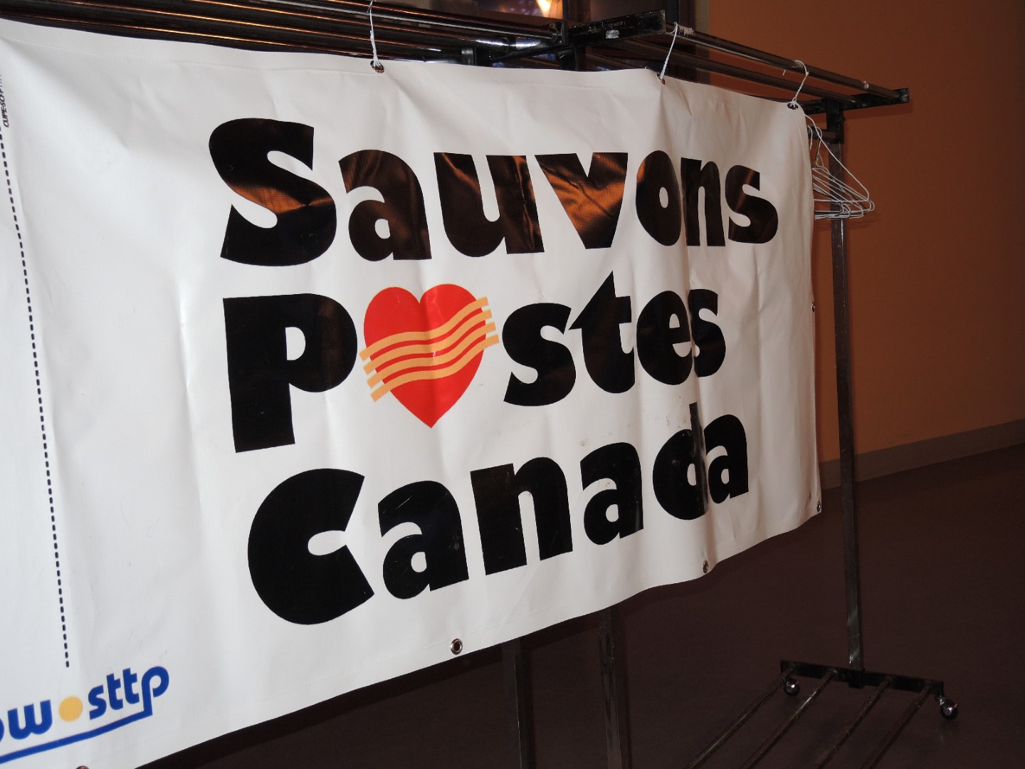 Les députés de Laval s’opposent à la fin de la livraison à domicile