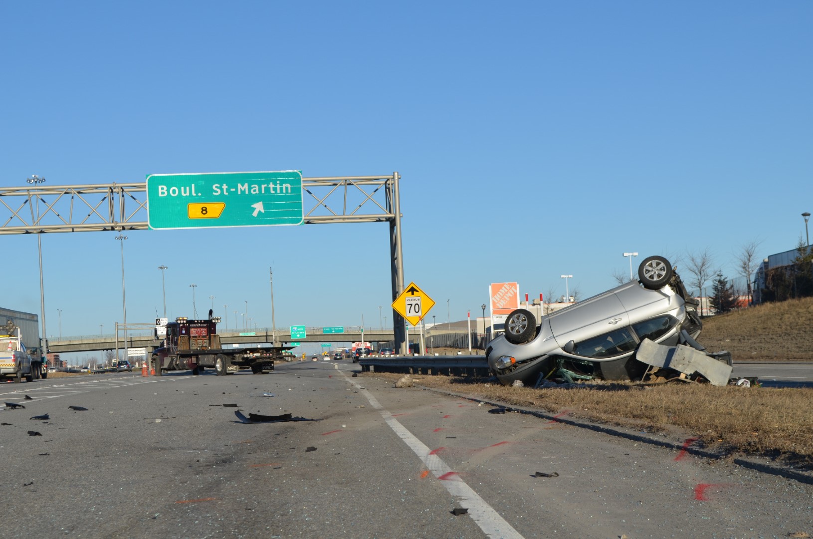 PHOTOS : Un homme gravement blessé dans un accident à Laval