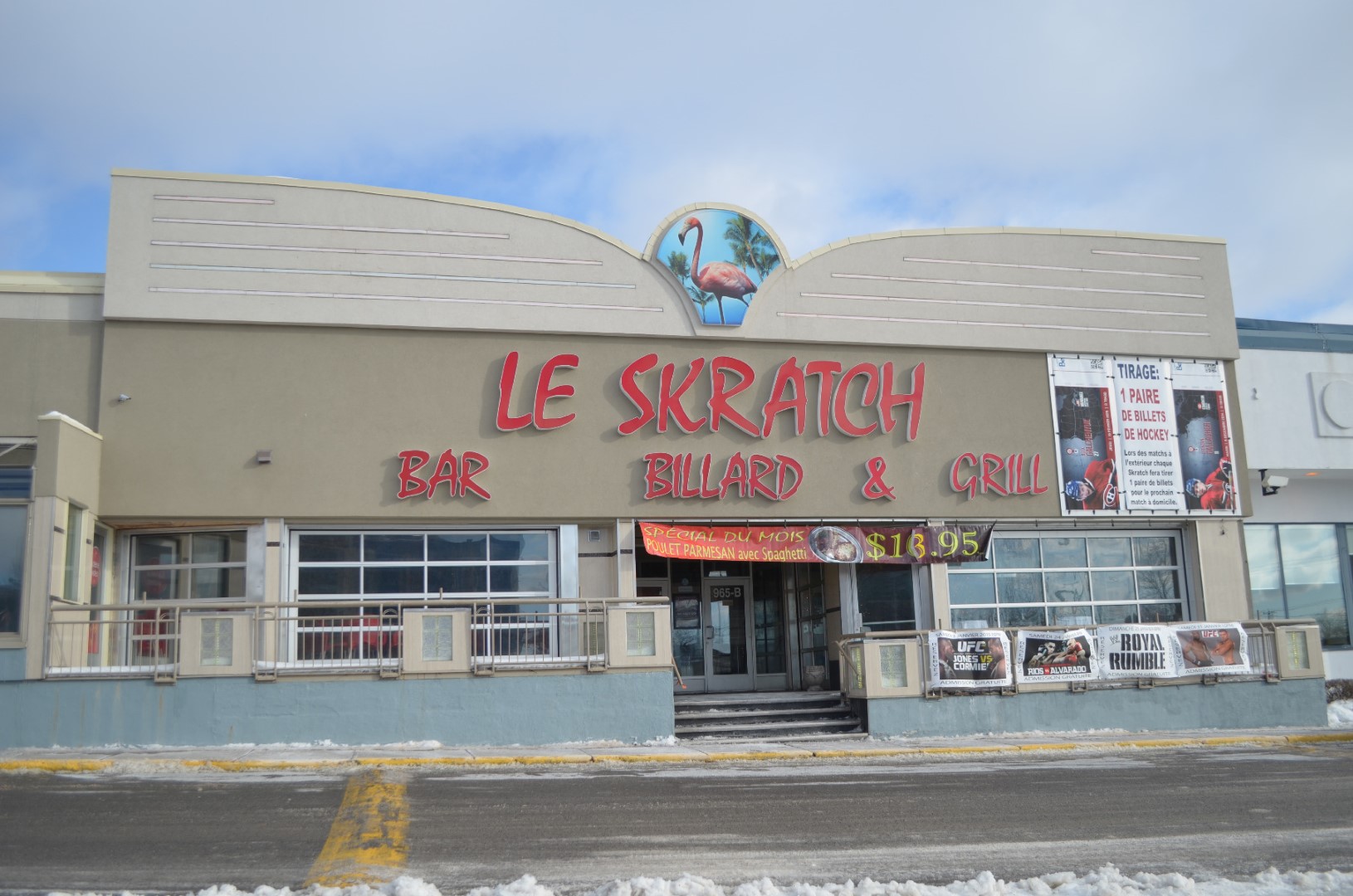 Un homme a été poignardé devant le bar Le Skratch à Laval