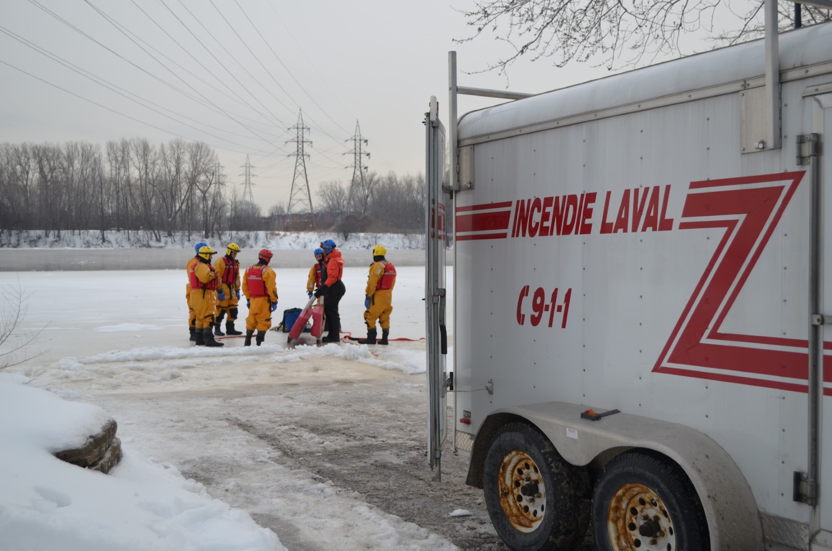 PHOTOS : Les pompiers de Laval s'entraînent au sauvetage sur glace