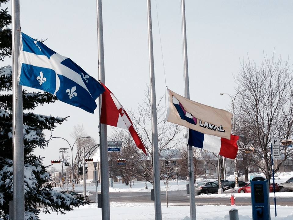 Laval met ses drapeaux en berne en hommage aux victimes de Charlie Hebdo