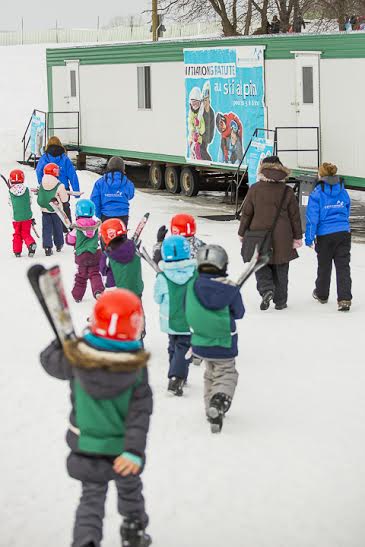 Les enfants s’initient au ski alpin au Centre de la nature