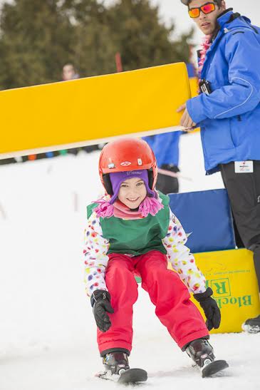 Les enfants s’initient au ski alpin au Centre de la nature
