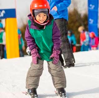 Les enfants s’initient au ski alpin au Centre de la nature