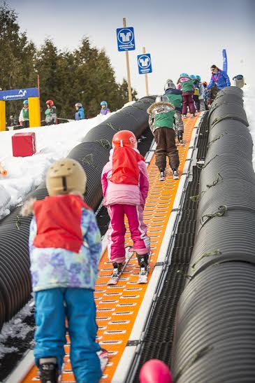 Les enfants s’initient au ski alpin au Centre de la nature