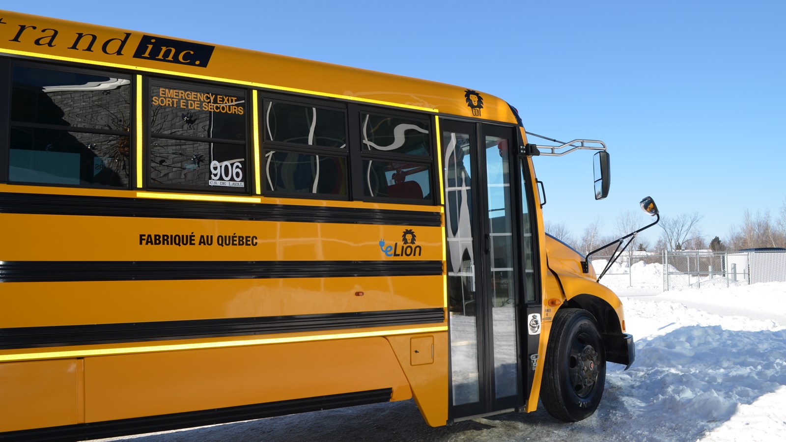 Six autobus scolaires électriques mis en service à Laval