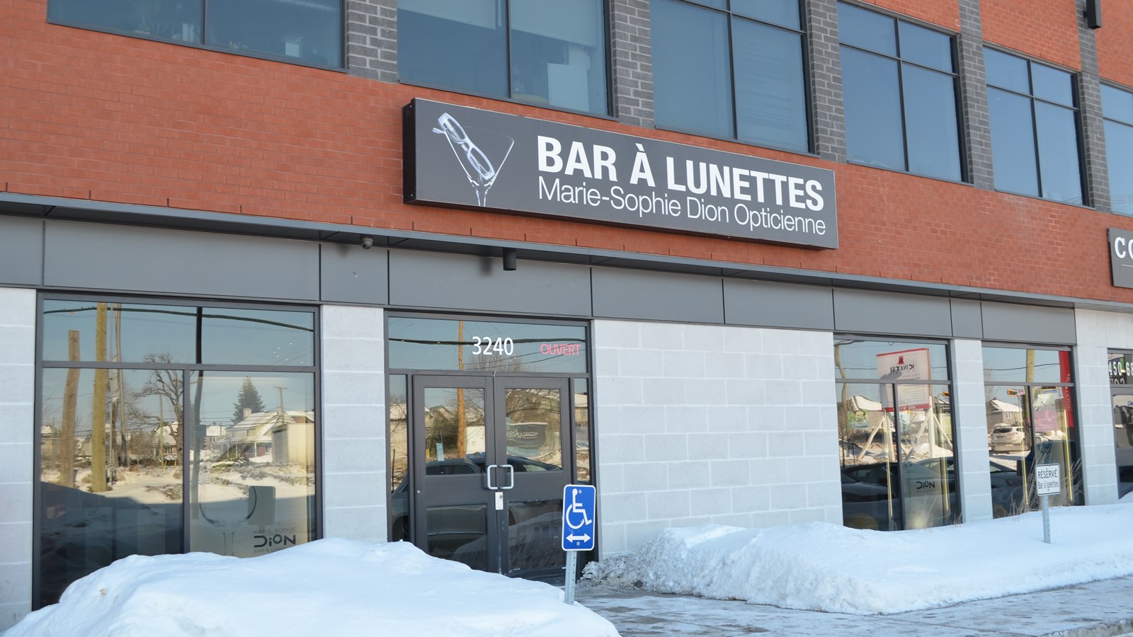 La boutique est située à l'angle de l'A-440 et de Curé-Labelle.