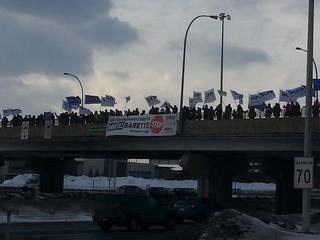 Le SCFP manifeste sur l’autoroute 15 son désaccord sur les réformes en santé