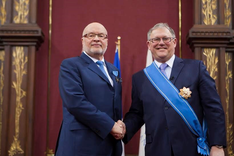 Le député de Laval-des-Rapides félicite Germain Lafrenière pour l’obtention du titre de Chevalier de l’Ordre de la Pléiade
