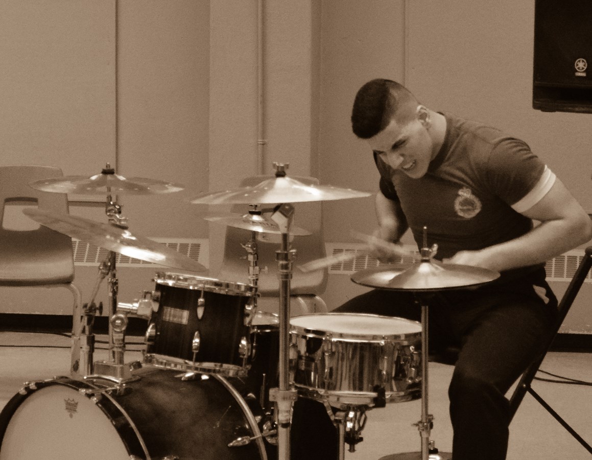 Le cadet Mickael Daoud en pleine prestation musicale.