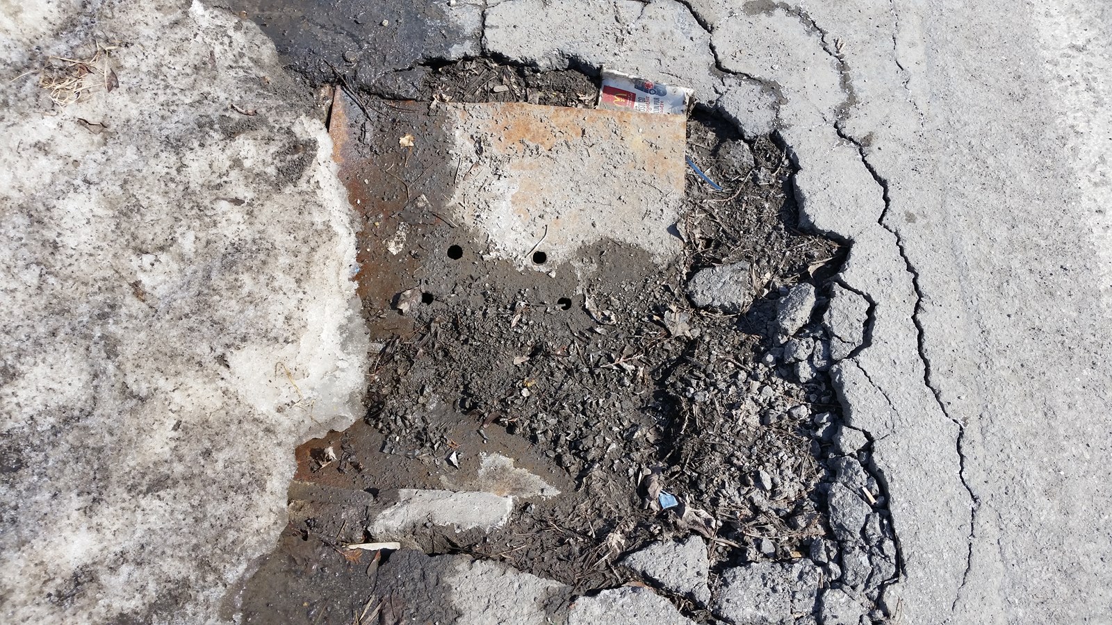 Importante crevasse en bordure de route: le conseiller St-Jean veut que la Ville bouge