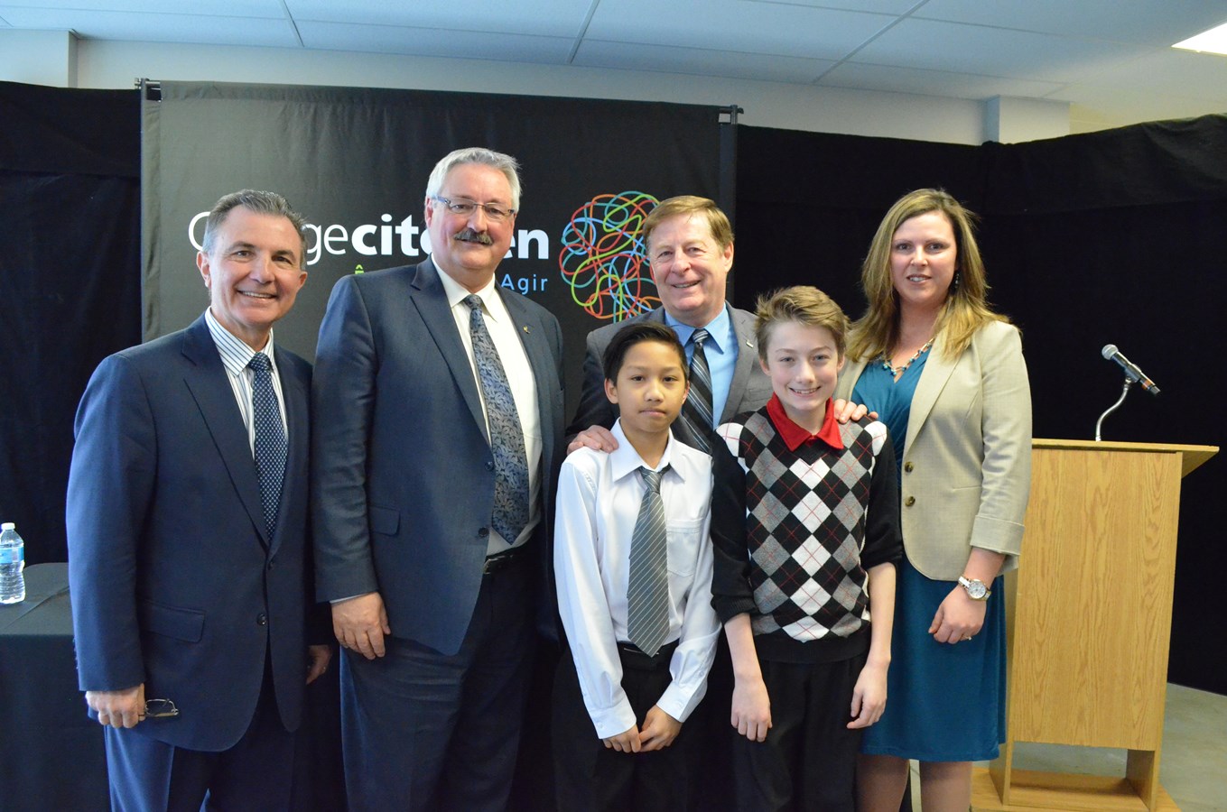 De gauche à droite : Dikran Husseindjian, président du Collège citoyen, Yves Legault, directeur général du Collège Letendre, Marc Demers, maire de Laval et Myriam Stephens, directrice générale du Collège Laurier. Devant, deux élèves du Collège Laurier.
