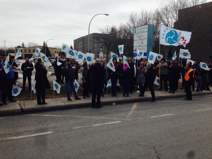 Des travailleurs de la santé inquiets manifestent au CRDITED de Laval