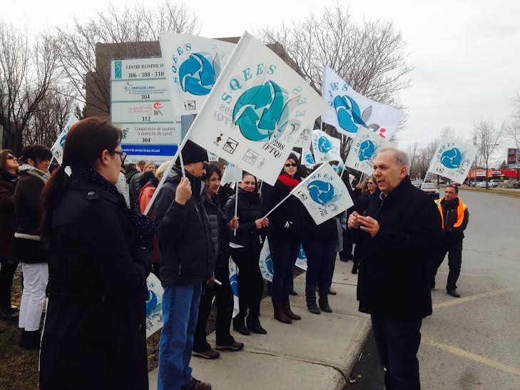 Des travailleurs de la santé inquiets manifestent au CRDITED de Laval
