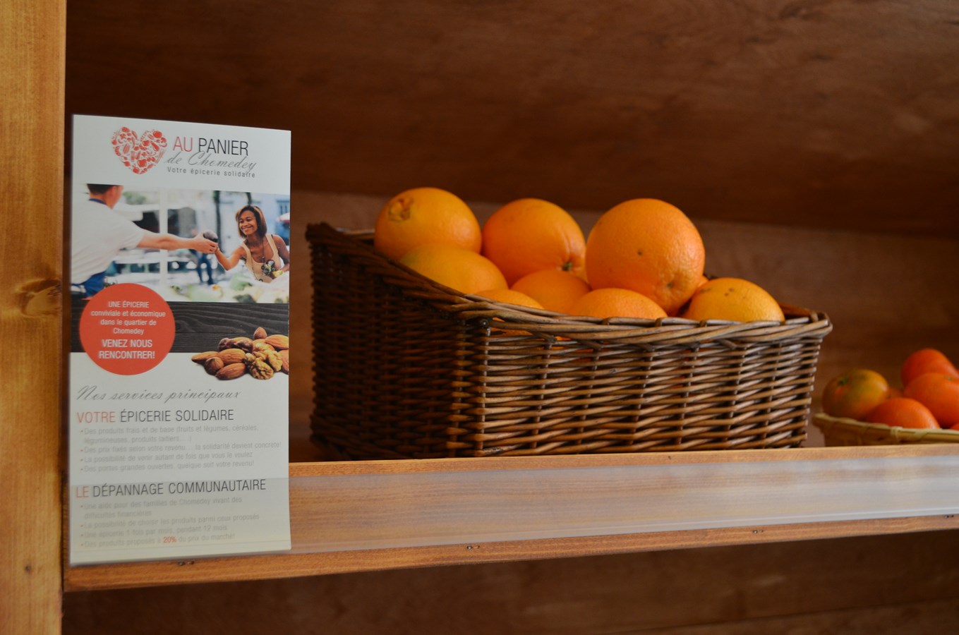L'épicerie offre des fruits et légumes frais.