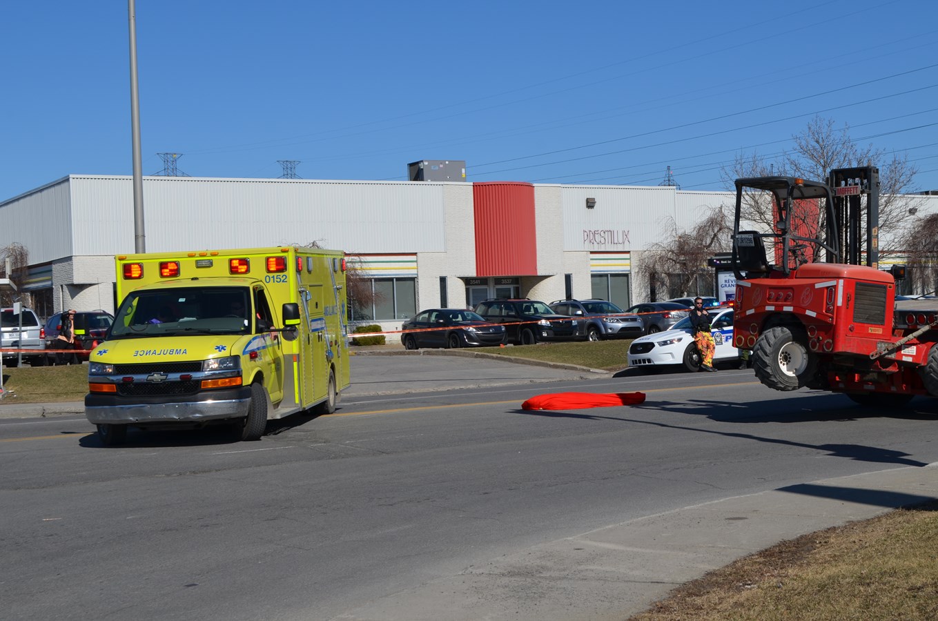 Accident de vélo mortel à l'angle de Dagenais et Le Corbusier