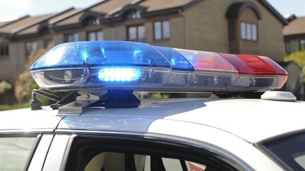 Faux policier appréhendé dans un bar: l’enquête se poursuit