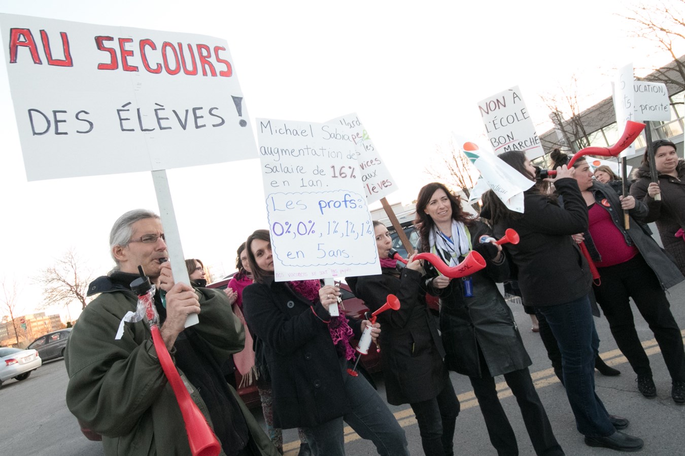 Les enseignants manifestent devant la Commission scolaire de Laval