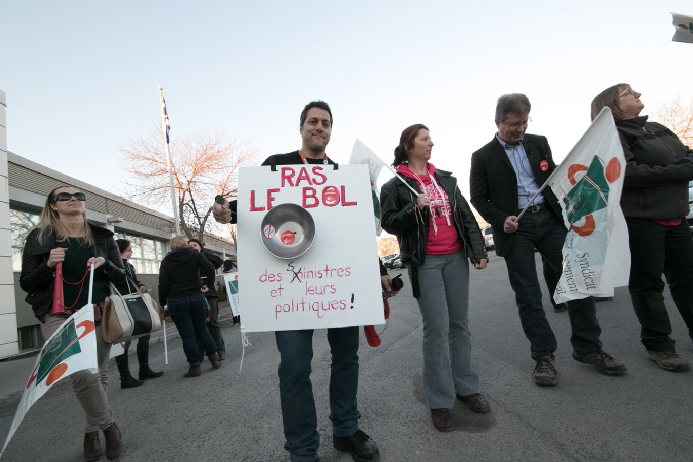 Les enseignants manifestent devant la Commission scolaire de Laval