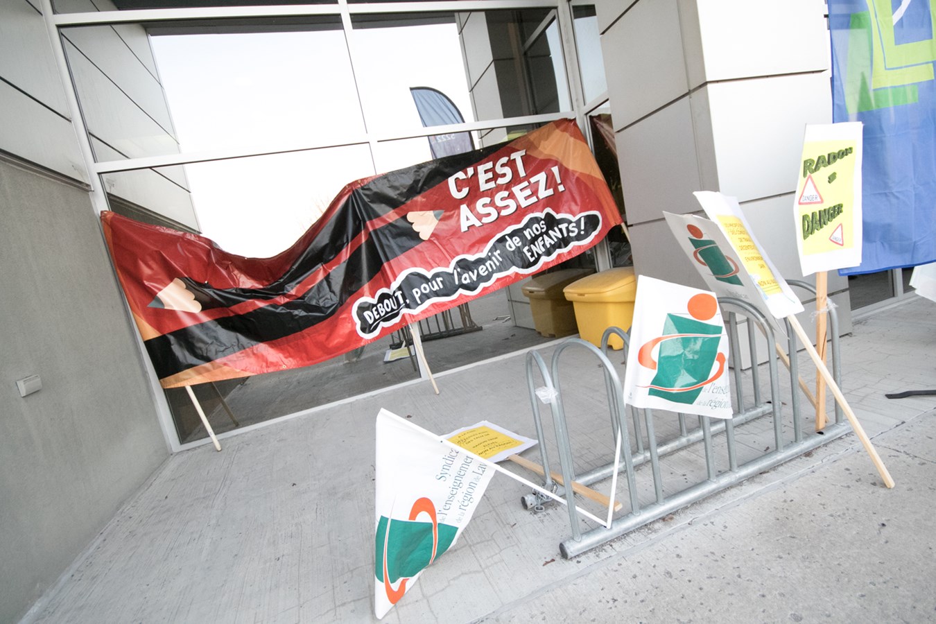 Les enseignants manifestent devant la Commission scolaire de Laval