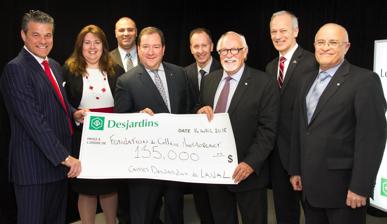 Les Caisses Desjardins ont remis un chèque à la fondation.