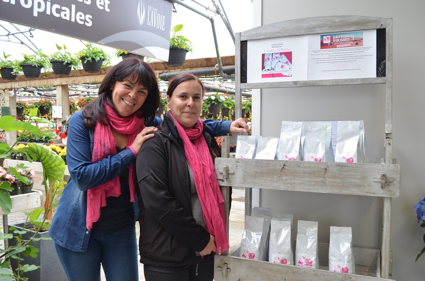 Sonia et Sophie vendent également du café acheté localement à l'effigie du Trophée Roses des Sables.